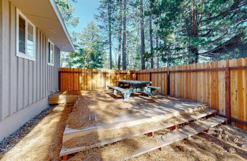 Tahoe Paradise House | Spacious rustic home with modern appliances arcade games & dog friendly