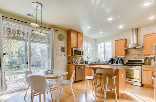 Union City House | Spacious & Scenic 4BR Home w/ Deskspace in Hayward