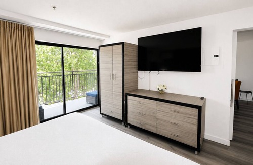 Little Italy Hotel | Spacious Scenic Suite Great for Art Lovers by San Diego Attractions | 4 Units