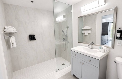 Little Italy Hotel | Spacious Scenic Suite Great for Art Lovers by San Diego Attractions | 4 Units