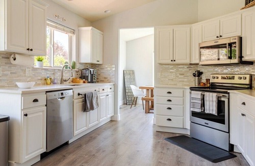 East Wenatchee House | Spacious & Serene Mountain View Getaway, Family Friendly, EV Car Charger!