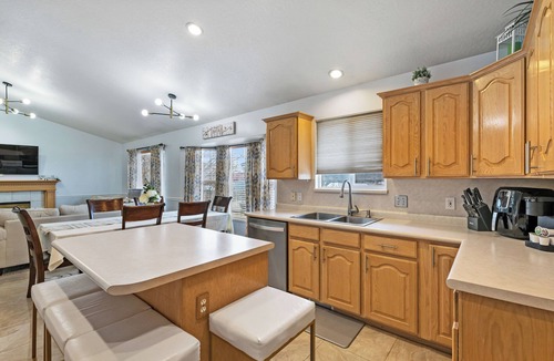 West Valley City House | Spacious Warm/cozy home-Salt Lake-Golf-Ski-hiking