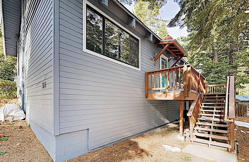 Pioneer Trail Cabin | Sparkling Mountain-View Cabin on Corner Lot - 2 Blocks to Trails