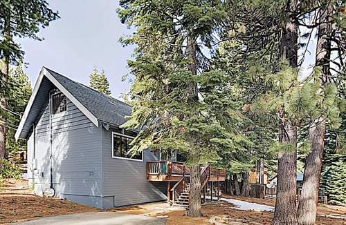 Pioneer Trail Cabin | Sparkling Mountain-View Cabin on Corner Lot - 2 Blocks to Trails