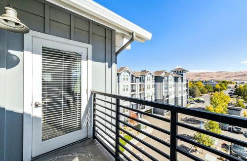 Sparks Apartment | Sparks 2BR Waterfront · Spring Getaway & Rooftop