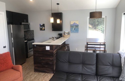 Mosier House | Spectacular Gorge views! Bright and Comfortable Pet-friendly Retreat