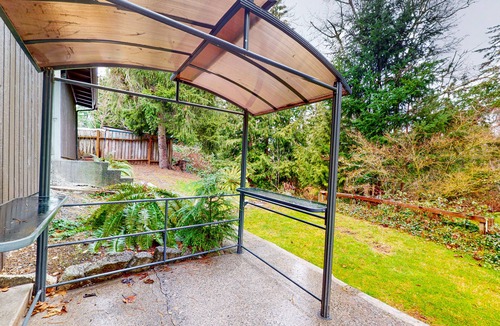 Bellingham House | Split-level home with 2 fireplaces & backyard - near downtown & Lake Whatcom