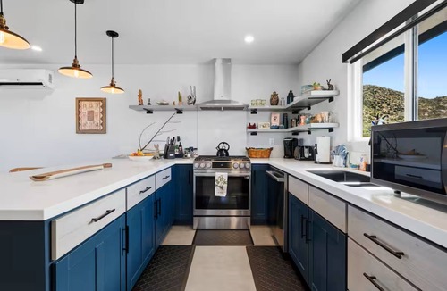 Pioneertown House | Stargazing/360 Elevated Views in Pioneertown with AC, EV, SPA, walk to Pappys