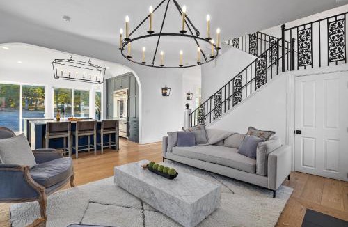 Jacksonville House | Starry Oak Vineyard Retreat w Hot Tub