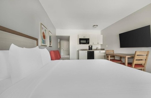 Canyon Corridor Hotel | Stay in 2 Large Suites with Kitchen & Tranquil Views for Relaxation