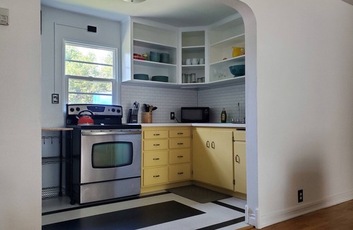 Garden District House | Stay in a Castle! Downtown! Best location! FREE Bikes & Kayak! 2024 Renovation!