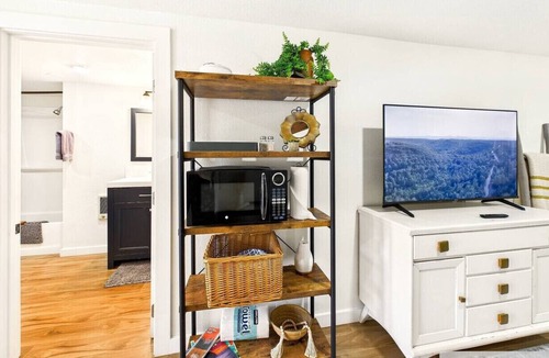 Albany Apartment | Stay in the center of the Willamette Valley close to wineries