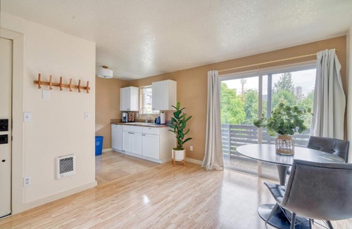 Corbett - Terwilliger - Lair Hill Apartment | Stay Portland - Adorable Bright 1 Bed Near OHSU