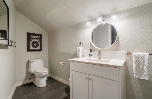Kerns Apartment | Stay Portland - Cozy Attic Hideaway in Laurelhurst