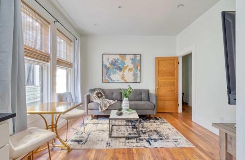 Uptown Apartment | Stay Portland - The Etourdissante Suite - Forest Park & Local Eats