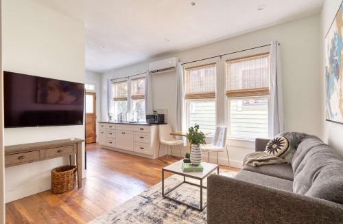 Uptown Apartment | Stay Portland - The Etourdissante Suite - Forest Park & Local Eats