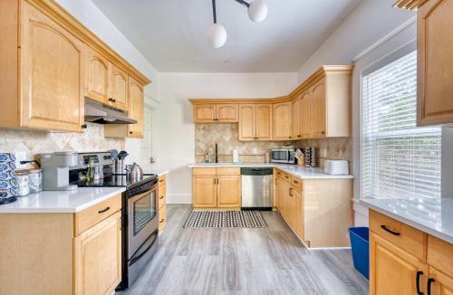 King House | Stay Portland - The Soul District Lounge - 91 WalkScore