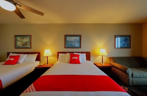 Lincoln City Hotel | Stay Steps from the Coastline in Charming Bayview Room