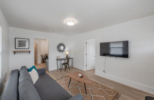 Coos Bay House | #StayinMyDistrict Coos Bay Goldfinch Cottage