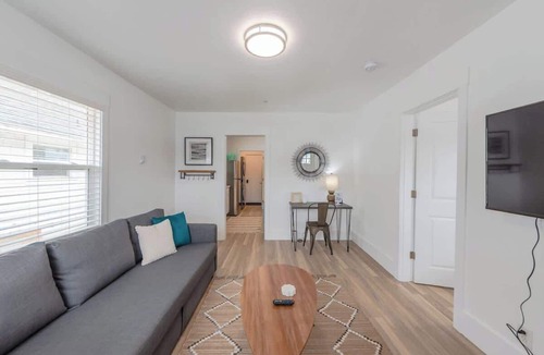 Coos Bay House | #StayinMyDistrict Coos Bay Goldfinch Cottage