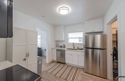 Coos Bay House | #StayinMyDistrict Coos Bay Goldfinch Cottage