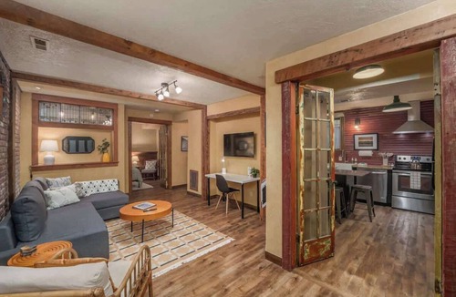 Sellwood-Moreland Apartment | #StayinMyDistrict Sellwood+Cozy King Suite