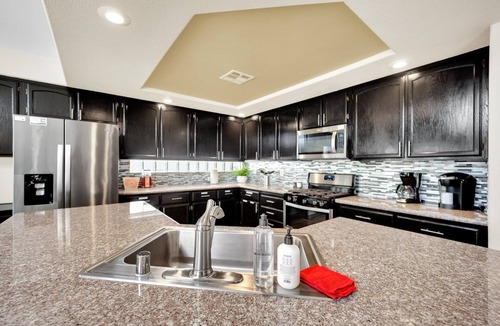 Green Valley North House | Stella Villa: Luxe 5BR Pet Friendly Retreat w/pool table, darts, 65” TV, wet bar, ping pong