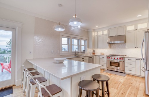 Lincoln City House | Stellar Ocean and Bay Views, Chef’s Kitchen, Hot Tub and 4 Luxurious Bedrooms!