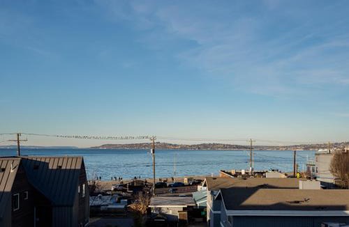 Alki House | Steps to Alki Beach with Water Views Rooftop deck