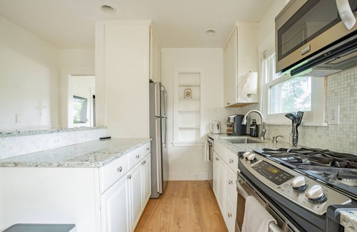 Fairmount Park House | Storybook Cottage Retreat - Walkable West Seattle