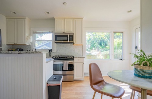 Fairmount Park House | Storybook Cottage Retreat - Walkable West Seattle