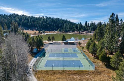 Pinecrest House | Strawberry Townhouse: Walk to Leland Snowplay!