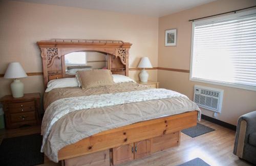 Strawberry Hotel | StrawberryInn River Front Resort
