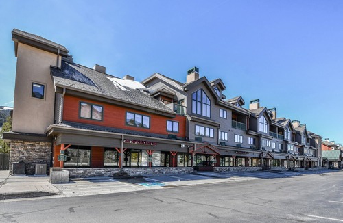 Mountain House Condo | Studio, Summer Getaway | Walk to Events