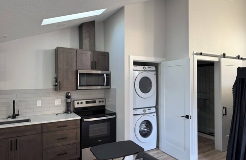 Springfield Apartment | Studio with AC near RiverBend Hospital