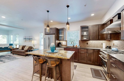 Gold Beach Apartment | Stunner apartments with fireplace, grill, partial ocean views & partial AC
