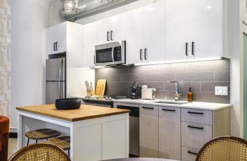 Historic Core Apartment | Stunning 1 BDR 1 BTH Modern Loft with Pool, Jacuzzi in DTLA!