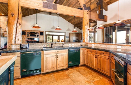 Summit Park House | Stunning 6BR Mountainview | Hot Tub