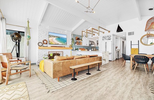 Balboa Island House | Stunning Balboa Island Home with Bayfront Balcony and Rooftop Deck
