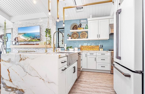 Balboa Island House | Stunning Balboa Island Home with Bayfront Balcony and Rooftop Deck