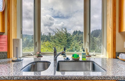 Bandon House | Stunning blufftop home w/deck & views of the ocean/hills - 2 dogs welcome