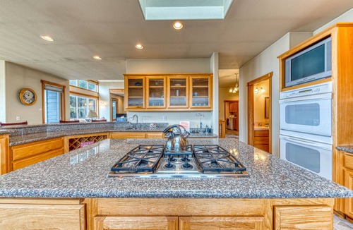 Bandon House | Stunning blufftop home w/deck & views of the ocean/hills - 2 dogs welcome