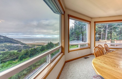 Bandon House | Stunning blufftop home w/deck & views of the ocean/hills - 2 dogs welcome