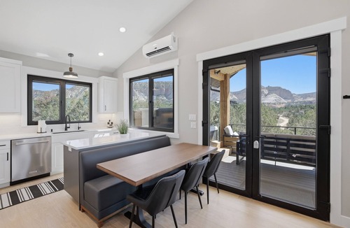 Orderville House | Stunning Cliff Views| Private Hot Tub, Sauna & Gym