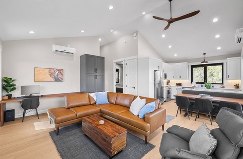 Orderville House | Stunning Cliff Views| Private Hot Tub, Sauna & Gym