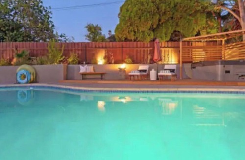 Woodland Hills House | Stunning Entertainers dream Home w/Pool Hot-tub