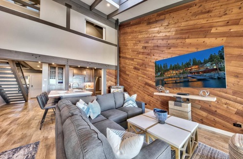 South Lake Tahoe House | Stunning Lakefront Near Heavenly LLV611