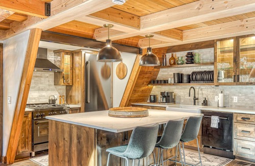Government Camp House | Stunning Luxury A-Frame in the Heart of Government Camp, walk to Skibowl