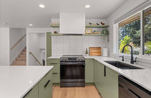 Lacey House | Stunning MCM in Lacey Sleeps 8+AC