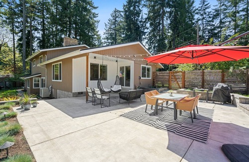 Lacey House | Stunning MCM in Lacey Sleeps 8+AC